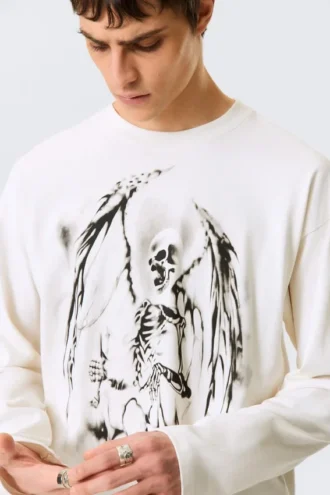 Tolles, kastenförmiges Langarmshirt mit Print und langen Ärmeln – Weiß – Skeleton Angel Tolles, kastenförmiges Langarmshirt mit Print und langen Ärmeln – Weiß – Skeleton Angel