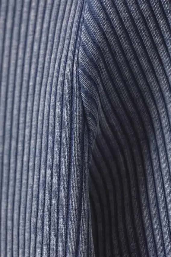 Toni Zweifarbiger Rollkragenpullover mit Rippmuster und Reißverschluss – Zweifarbig Blau & Weiß Toni Zweifarbiger Rollkragenpullover mit Rippmuster und Reißverschluss – Zweifarbig Blau & Weiß