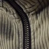 Toni Zweifarbiger Rollkragenpullover mit Rippmuster und Reißverschluss – Zweifarbig in Beige und Schwarz Toni Zweifarbiger Rollkragenpullover mit Rippmuster und Reißverschluss – Zweifarbig in Beige und Schwarz