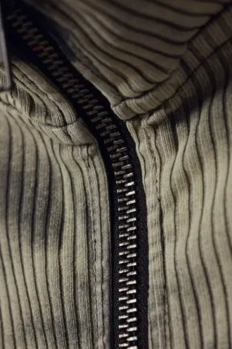 Toni Zweifarbiger Rollkragenpullover mit Rippmuster und Reißverschluss – Zweifarbig in Beige und Schwarz Toni Zweifarbiger Rollkragenpullover mit Rippmuster und Reißverschluss – Zweifarbig in Beige und Schwarz