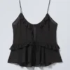 Top mit Rüschen und Trägern – Schwarz Top mit Rüschen und Trägern – Schwarz