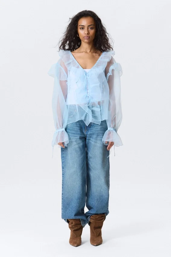 Transparente Bluse mit Rüschen und V-Ausschnitt – Hellblau Transparente Bluse mit Rüschen und V-Ausschnitt – Hellblau