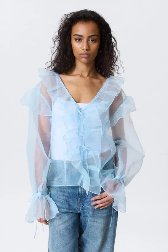 Transparente Bluse mit Rüschen und V-Ausschnitt – Hellblau Transparente Bluse mit Rüschen und V-Ausschnitt – Hellblau