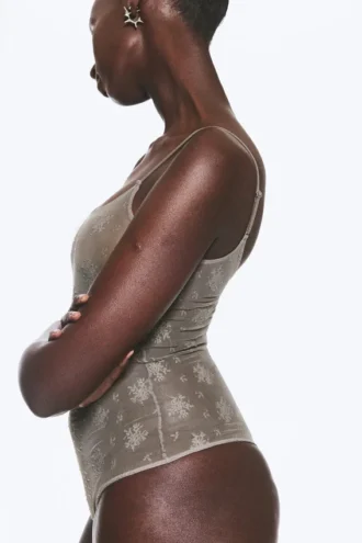 Transparenter Spitzen-Bodysuit mit tiefem Rückenausschnitt – Transparent, staubgrau