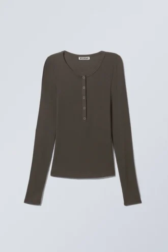 Transparentes, geripptes Henley-Oberteil mit langen Ärmeln – Dunkelbraun Transparentes, geripptes Henley-Oberteil mit langen Ärmeln – Dunkelbraun