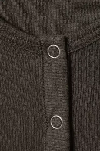 Transparentes, geripptes Henley-Oberteil mit langen Ärmeln – Dunkelbraun Transparentes, geripptes Henley-Oberteil mit langen Ärmeln – Dunkelbraun
