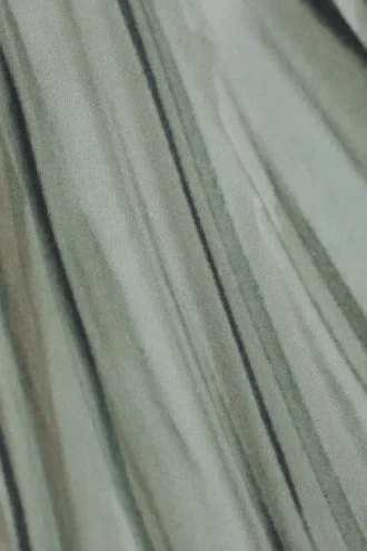 Transparentes Langarmshirt mit Stehkragen – Grüne Trompe-l’œil-Drapierung Transparentes Langarmshirt mit Stehkragen – Grüne Trompe-l’œil-Drapierung
