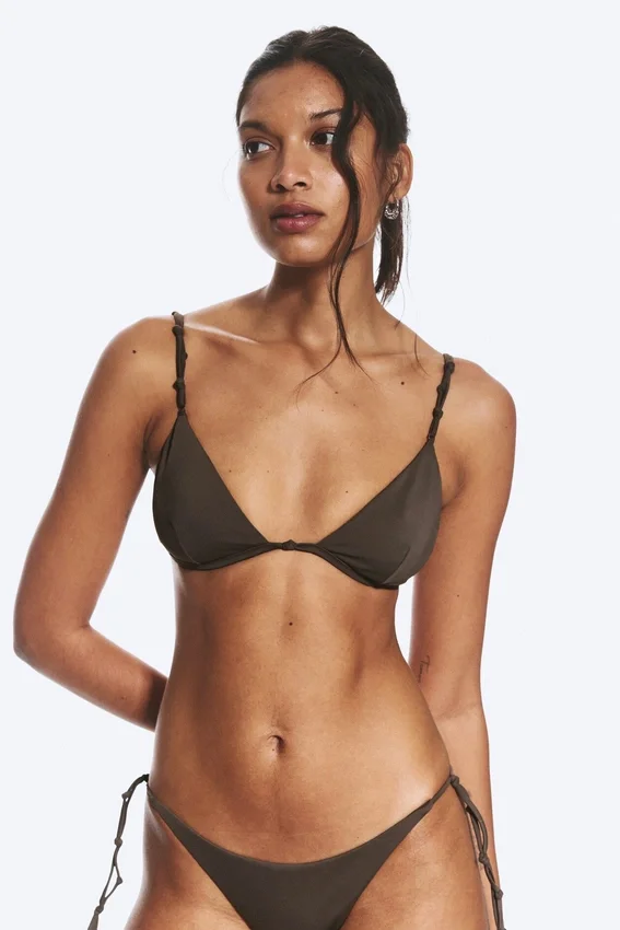 Triangel-Bikini-Oberteil mit Knoten – Dark Mole Triangel-Bikini-Oberteil mit Knoten – Dark Mole