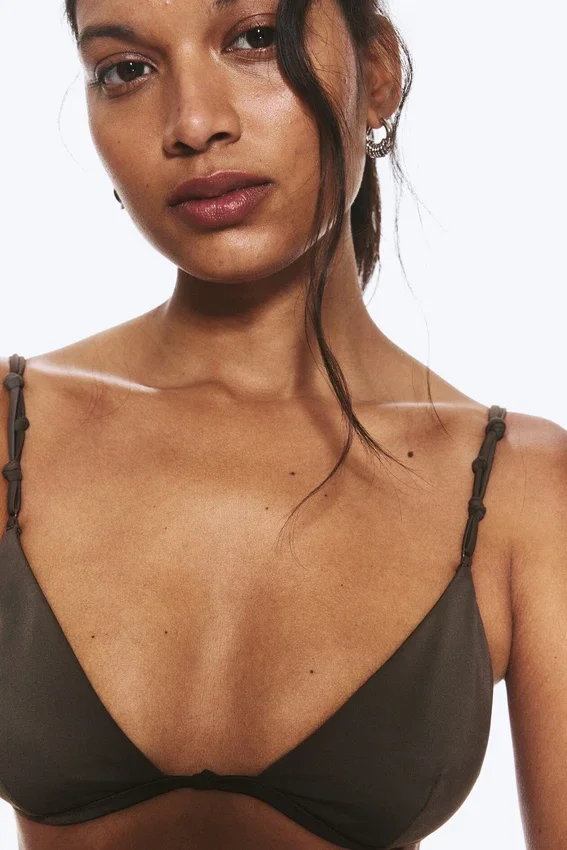 Triangel-Bikini-Oberteil mit Knoten – Dark Mole Triangel-Bikini-Oberteil mit Knoten – Dark Mole