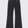 Twill-Hose mit Bootcut und niedriger Taille – Schwarz