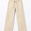 Twill-Hose mit niedriger Taille und lockerer Passform – Hellbeige