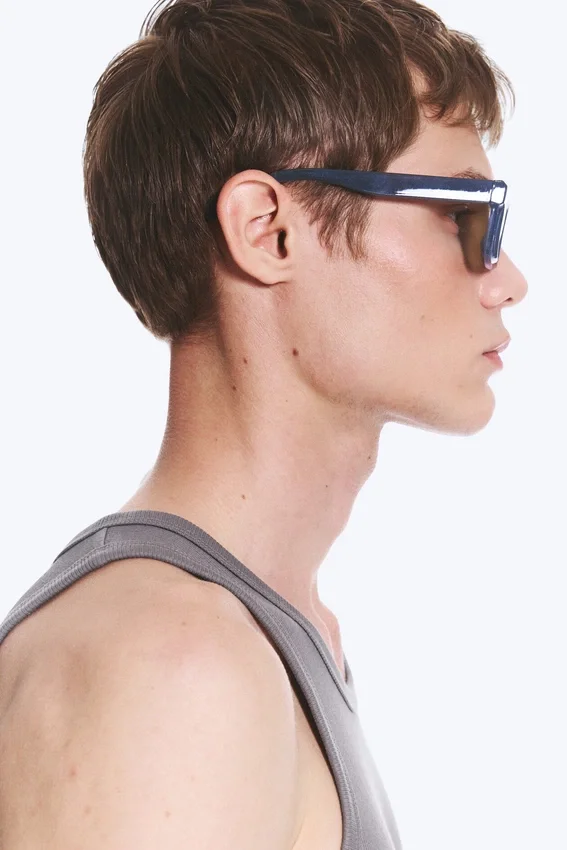 Unisex-Sonnenbrille mit markantem rechteckigem Rahmen – Staubiges Hellgrau Unisex-Sonnenbrille mit markantem rechteckigem Rahmen – Staubiges Hellgrau