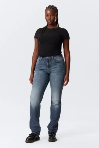 Vega Curve Slim-Fit-Jeans mit hoher Taille – Blue Hymn – Mittelblau Vega Curve Slim-Fit-Jeans mit hoher Taille – Blue Hymn – Mittelblau