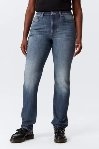 Vega Curve Slim-Fit-Jeans mit hoher Taille – Blue Hymn – Mittelblau Vega Curve Slim-Fit-Jeans mit hoher Taille – Blue Hymn – Mittelblau