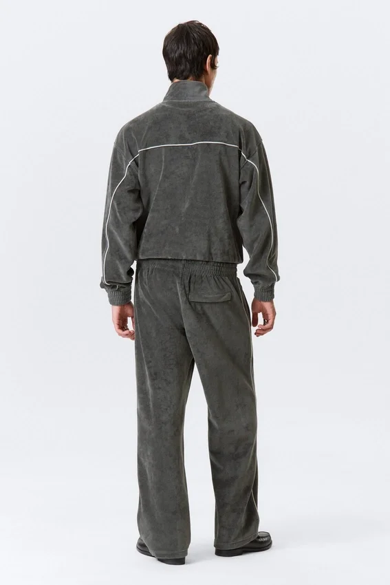 Velours-Jogginghose mit mittlerer Leibhöhe, lockerem Sitz und geradem Bein – Dunkelgrau Velours-Jogginghose mit mittlerer Leibhöhe, lockerem Sitz und geradem Bein – Dunkelgrau