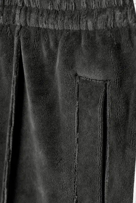 Velours-Jogginghose mit mittlerer Leibhöhe, lockerem Sitz und geradem Bein – Dunkelgrau Velours-Jogginghose mit mittlerer Leibhöhe, lockerem Sitz und geradem Bein – Dunkelgrau