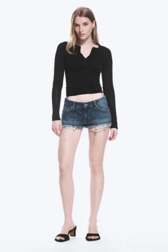 Venus ausgefranste Low-Rise-Jeans-Hotpants – Blue Hymn – Mittelblau
