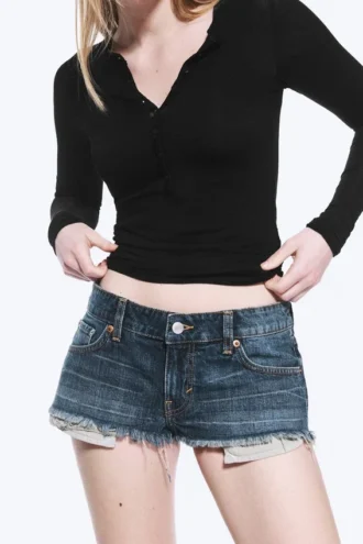 Venus ausgefranste Low-Rise-Jeans-Hotpants – Blue Hymn – Mittelblau