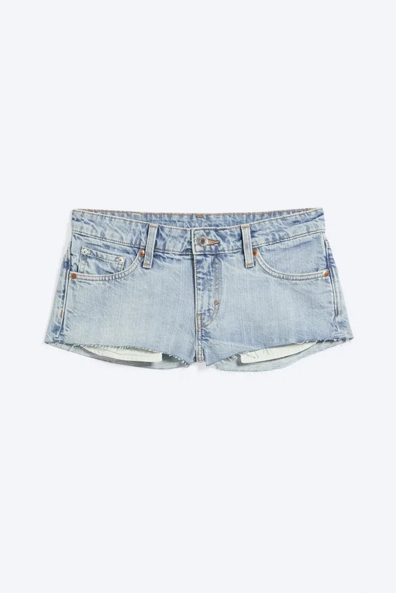 Venus Hotpants aus ausgefranstem Denim mit niedriger Leibhöhe – Dream Blue – Hellblau Venus Hotpants aus ausgefranstem Denim mit niedriger Leibhöhe – Dream Blue – Hellblau