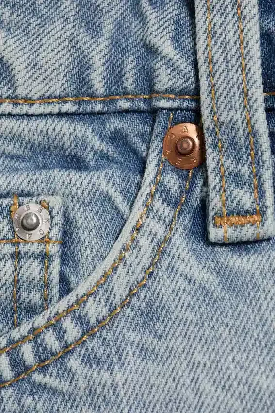 Venus Hotpants aus ausgefranstem Denim mit niedriger Leibhöhe – Dream Blue – Hellblau Venus Hotpants aus ausgefranstem Denim mit niedriger Leibhöhe – Dream Blue – Hellblau