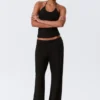 Weiche Bootcut-Hose mit niedriger Leibhöhe – Schwarz Weiche Bootcut-Hose mit niedriger Leibhöhe – Schwarz
