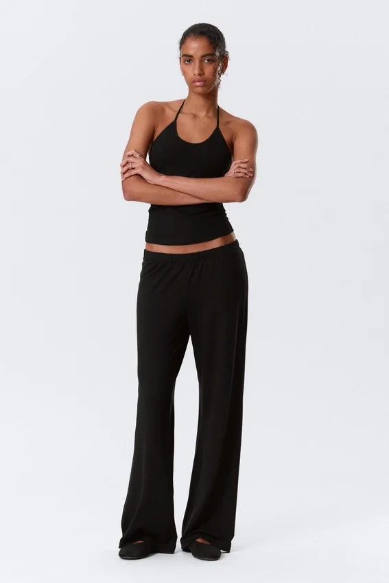 Weiche Bootcut-Hose mit niedriger Leibhöhe – Schwarz Weiche Bootcut-Hose mit niedriger Leibhöhe – Schwarz