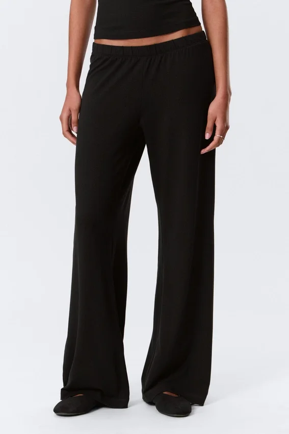 Weiche Bootcut-Hose mit niedriger Leibhöhe – Schwarz Weiche Bootcut-Hose mit niedriger Leibhöhe – Schwarz