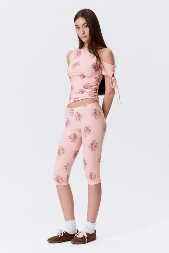 Weiche Capri-Leggings mit mittlerer Leibhöhe – Hellrosa – Blumenmuster Weiche Capri-Leggings mit mittlerer Leibhöhe – Hellrosa – Blumenmuster