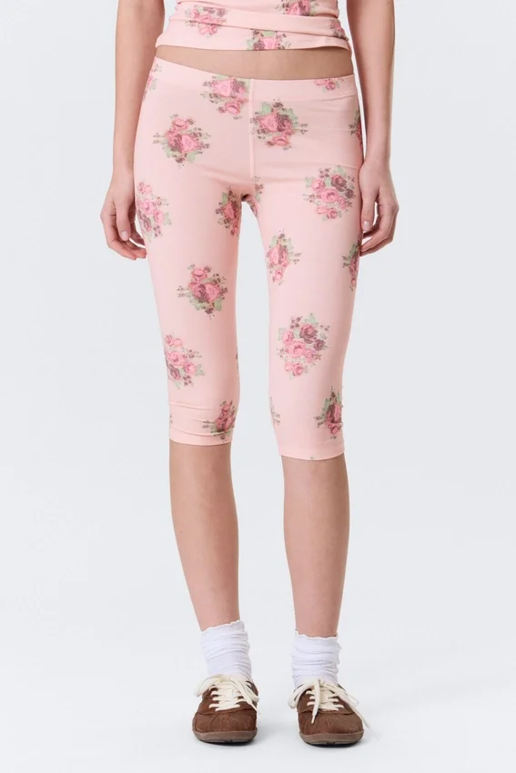 Weiche Capri-Leggings mit mittlerer Leibhöhe – Hellrosa – Blumenmuster Weiche Capri-Leggings mit mittlerer Leibhöhe – Hellrosa – Blumenmuster