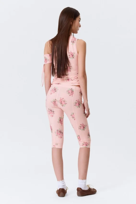 Weiche Capri-Leggings mit mittlerer Leibhöhe – Hellrosa – Blumenmuster Weiche Capri-Leggings mit mittlerer Leibhöhe – Hellrosa – Blumenmuster