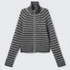 Weiche, eng anliegende Strickjacke mit Reißverschluss – schwarz-grau gestreift Weiche, eng anliegende Strickjacke mit Reißverschluss – schwarz-grau gestreift