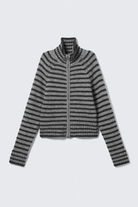 Weiche, eng anliegende Strickjacke mit Reißverschluss – schwarz-grau gestreift Weiche, eng anliegende Strickjacke mit Reißverschluss – schwarz-grau gestreift
