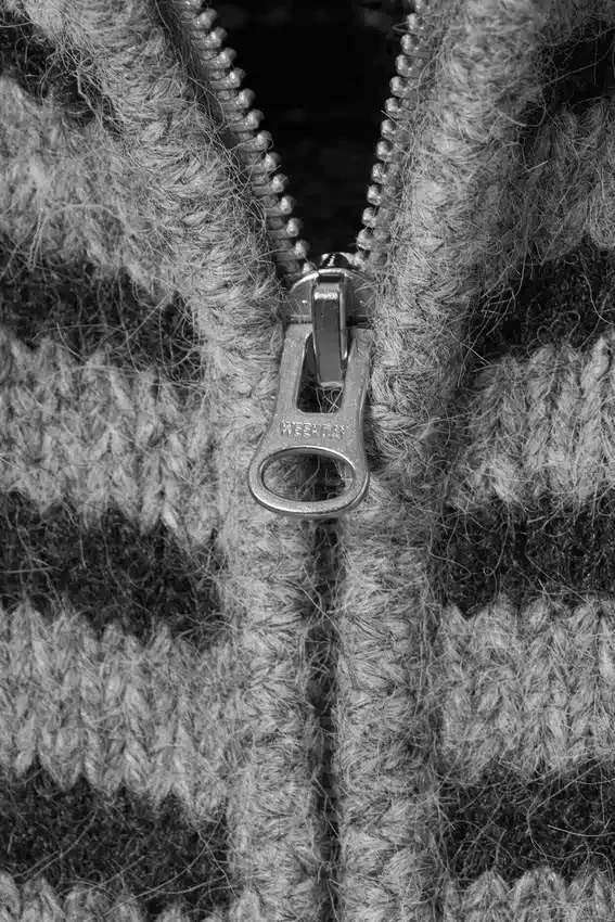 Weiche, eng anliegende Strickjacke mit Reißverschluss – schwarz-grau gestreift Weiche, eng anliegende Strickjacke mit Reißverschluss – schwarz-grau gestreift