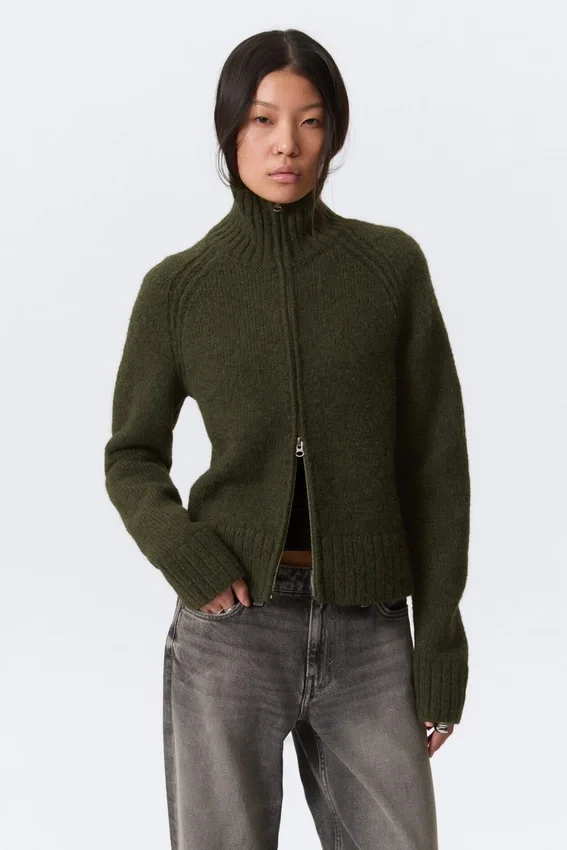 Weiche, figurbetonte Strickjacke mit Reißverschluss – Dunkles Moosgrün Weiche, figurbetonte Strickjacke mit Reißverschluss – Dunkles Moosgrün