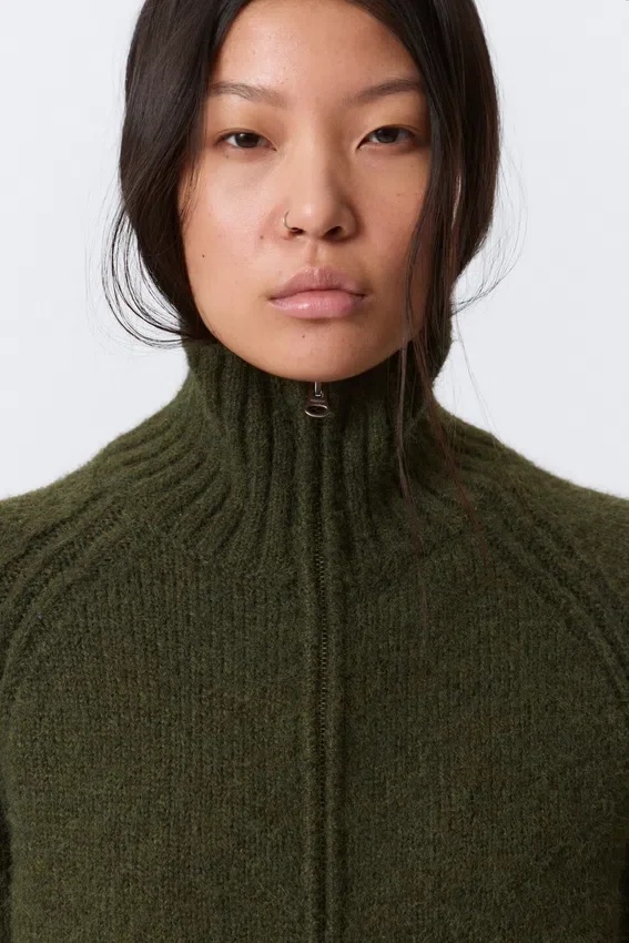 Weiche, figurbetonte Strickjacke mit Reißverschluss – Dunkles Moosgrün Weiche, figurbetonte Strickjacke mit Reißverschluss – Dunkles Moosgrün