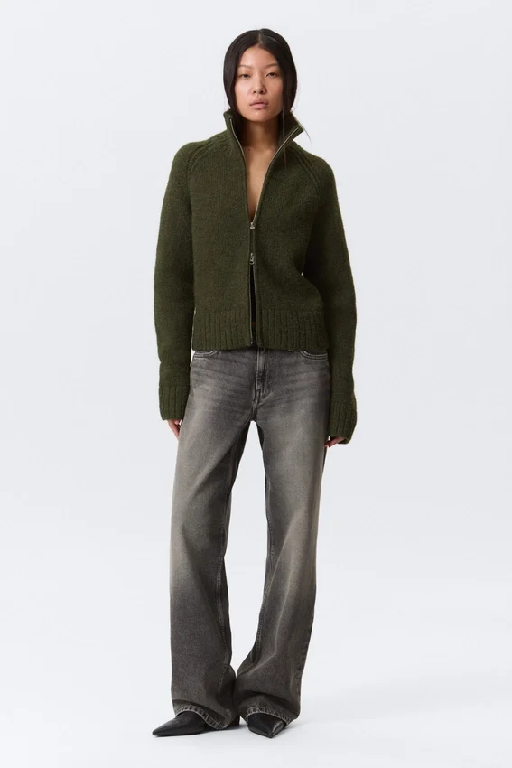 Weiche, figurbetonte Strickjacke mit Reißverschluss – Dunkles Moosgrün Weiche, figurbetonte Strickjacke mit Reißverschluss – Dunkles Moosgrün