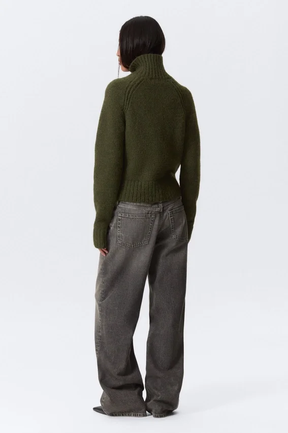 Weiche, figurbetonte Strickjacke mit Reißverschluss – Dunkles Moosgrün Weiche, figurbetonte Strickjacke mit Reißverschluss – Dunkles Moosgrün