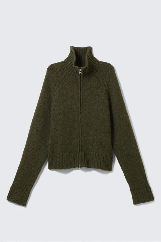 Weiche, figurbetonte Strickjacke mit Reißverschluss – Dunkles Moosgrün Weiche, figurbetonte Strickjacke mit Reißverschluss – Dunkles Moosgrün