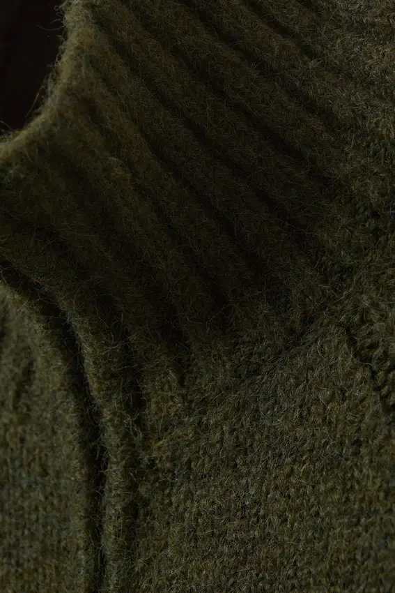 Weiche, figurbetonte Strickjacke mit Reißverschluss – Dunkles Moosgrün Weiche, figurbetonte Strickjacke mit Reißverschluss – Dunkles Moosgrün