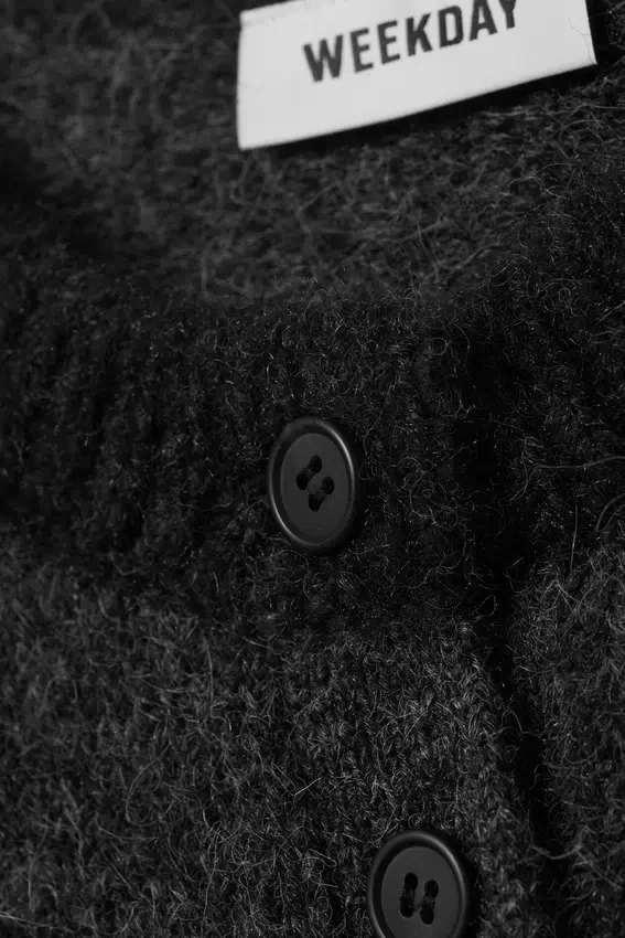 Weiche, schmal geschnittene Strickjacke aus Wollmischung – Dunkelgrau meliert Weiche, schmal geschnittene Strickjacke aus Wollmischung – Dunkelgrau meliert