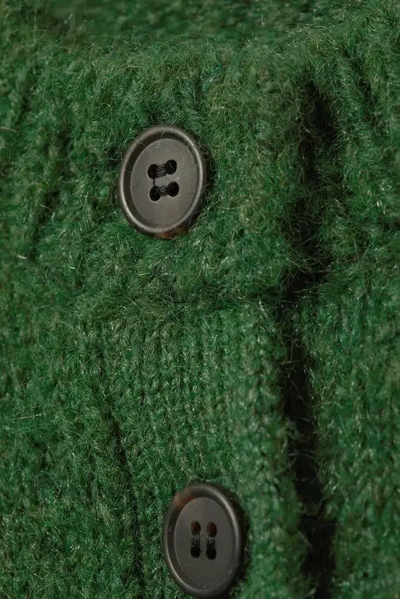 Weiche, schmal geschnittene Strickjacke aus Wollmischung – Dunkelgrün Weiche, schmal geschnittene Strickjacke aus Wollmischung – Dunkelgrün