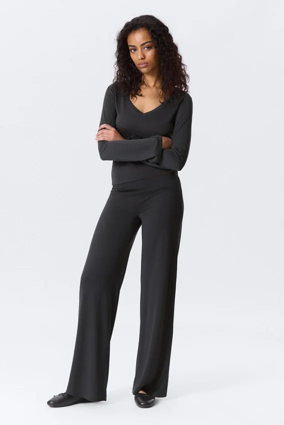 Weiche, tief sitzende Hose mit weitem Bein – gewaschenes Schwarz Weiche, tief sitzende Hose mit weitem Bein – gewaschenes Schwarz