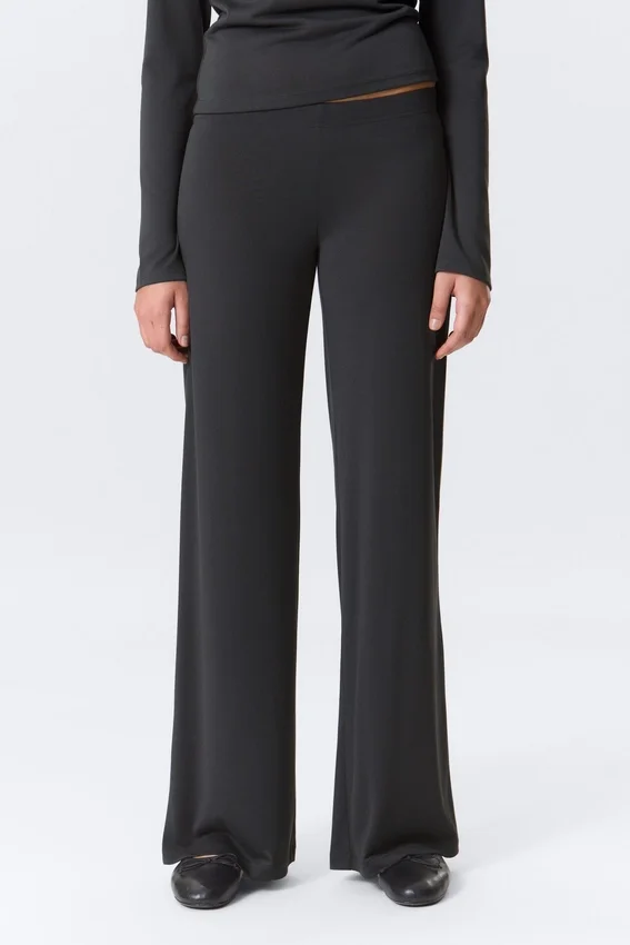 Weiche, tief sitzende Hose mit weitem Bein – gewaschenes Schwarz Weiche, tief sitzende Hose mit weitem Bein – gewaschenes Schwarz