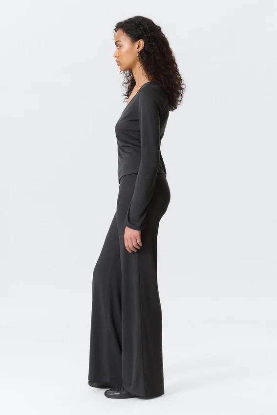 Weiche, tief sitzende Hose mit weitem Bein – gewaschenes Schwarz Weiche, tief sitzende Hose mit weitem Bein – gewaschenes Schwarz