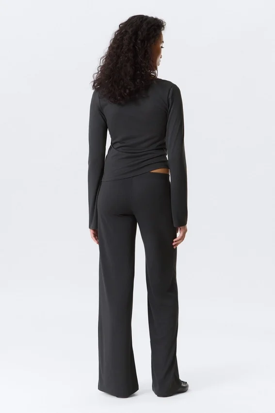 Weiche, tief sitzende Hose mit weitem Bein – gewaschenes Schwarz Weiche, tief sitzende Hose mit weitem Bein – gewaschenes Schwarz
