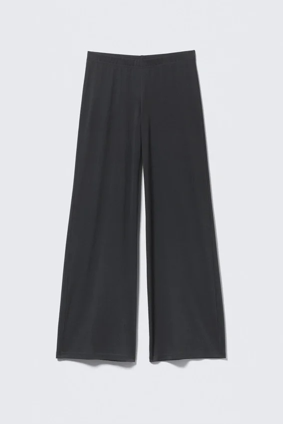 Weiche, tief sitzende Hose mit weitem Bein – gewaschenes Schwarz Weiche, tief sitzende Hose mit weitem Bein – gewaschenes Schwarz