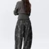 Weit geschnittene bedruckte Jogginghose aus Baumwollfrottee – Dunkelgrau – Camo