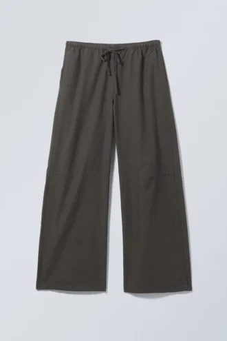 Weit geschnittene Hose mit niedriger Taille – dunkelgrau