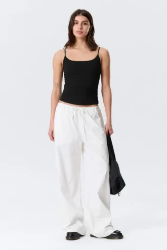 Weit geschnittene Hose mit niedriger Taille und Waschoptik – Weiß