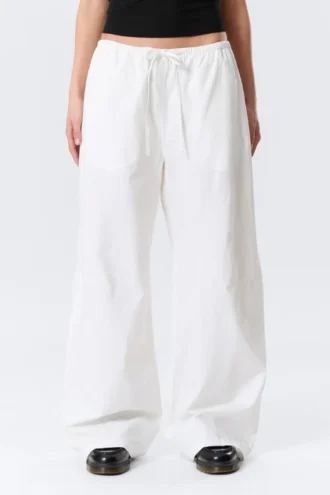 Weit geschnittene Hose mit niedriger Taille und Waschoptik – Weiß